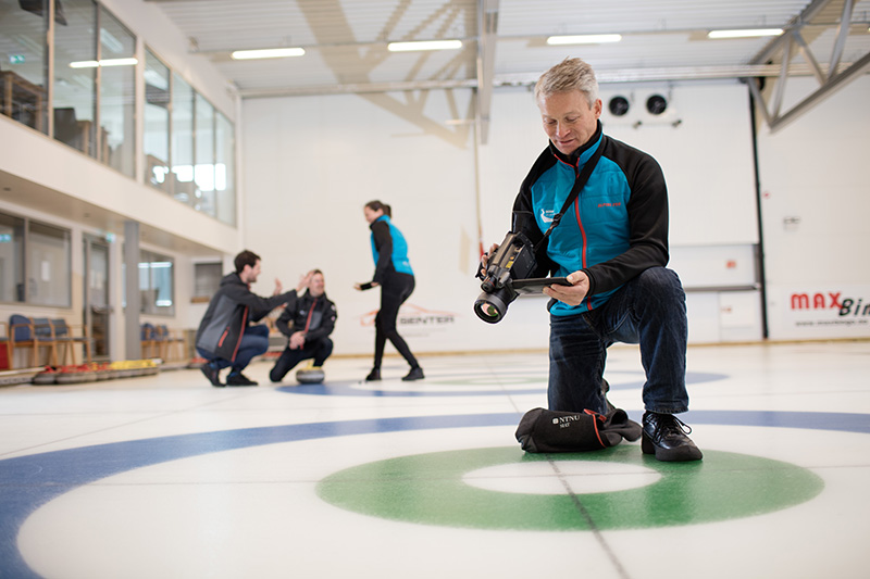 Måling temperatur curlinghall.  Foto: Geir Mogen