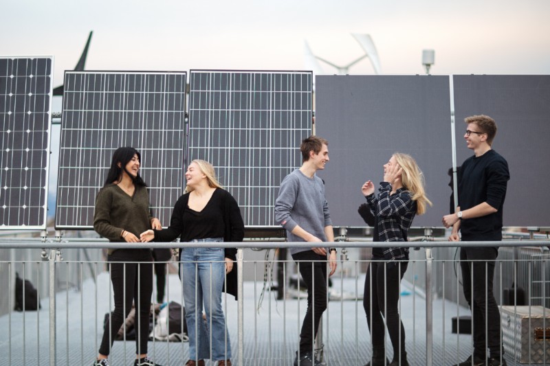 Studenter foran solcellepanel