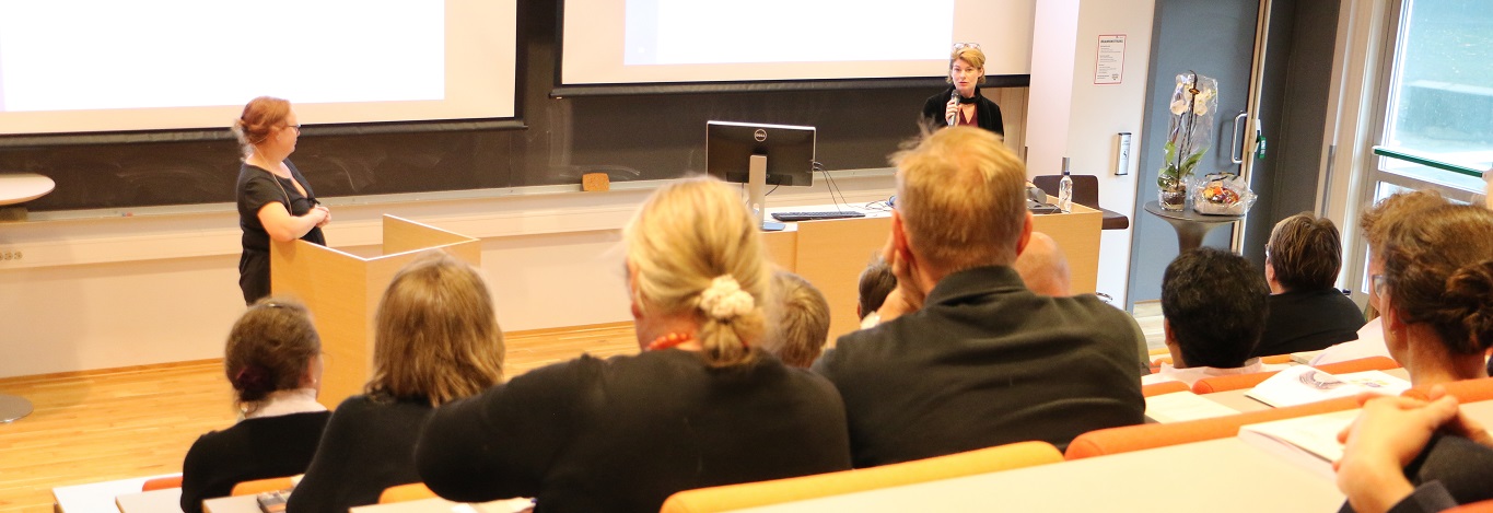 Førsteopponent Cecilia Magnusson spør ut Eli-Anne Skaug disputasforedraget