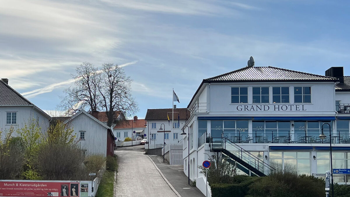 Front of Grand Hotel Åsgårdstrand