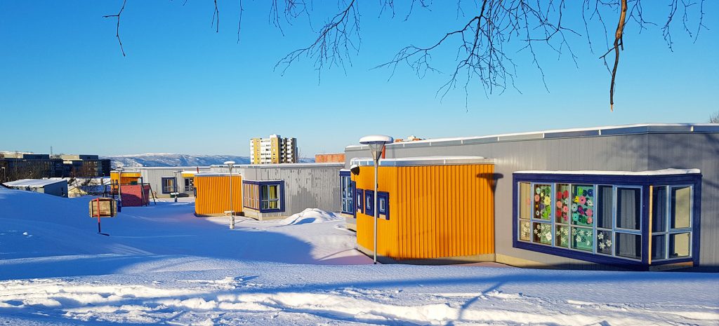 Eberg skole i Trondheim, og deler av skolegården som er dekket av snø.