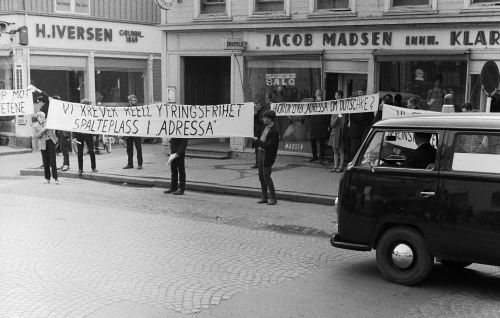 Demonstranter utenfor Adresseavisens lokaler