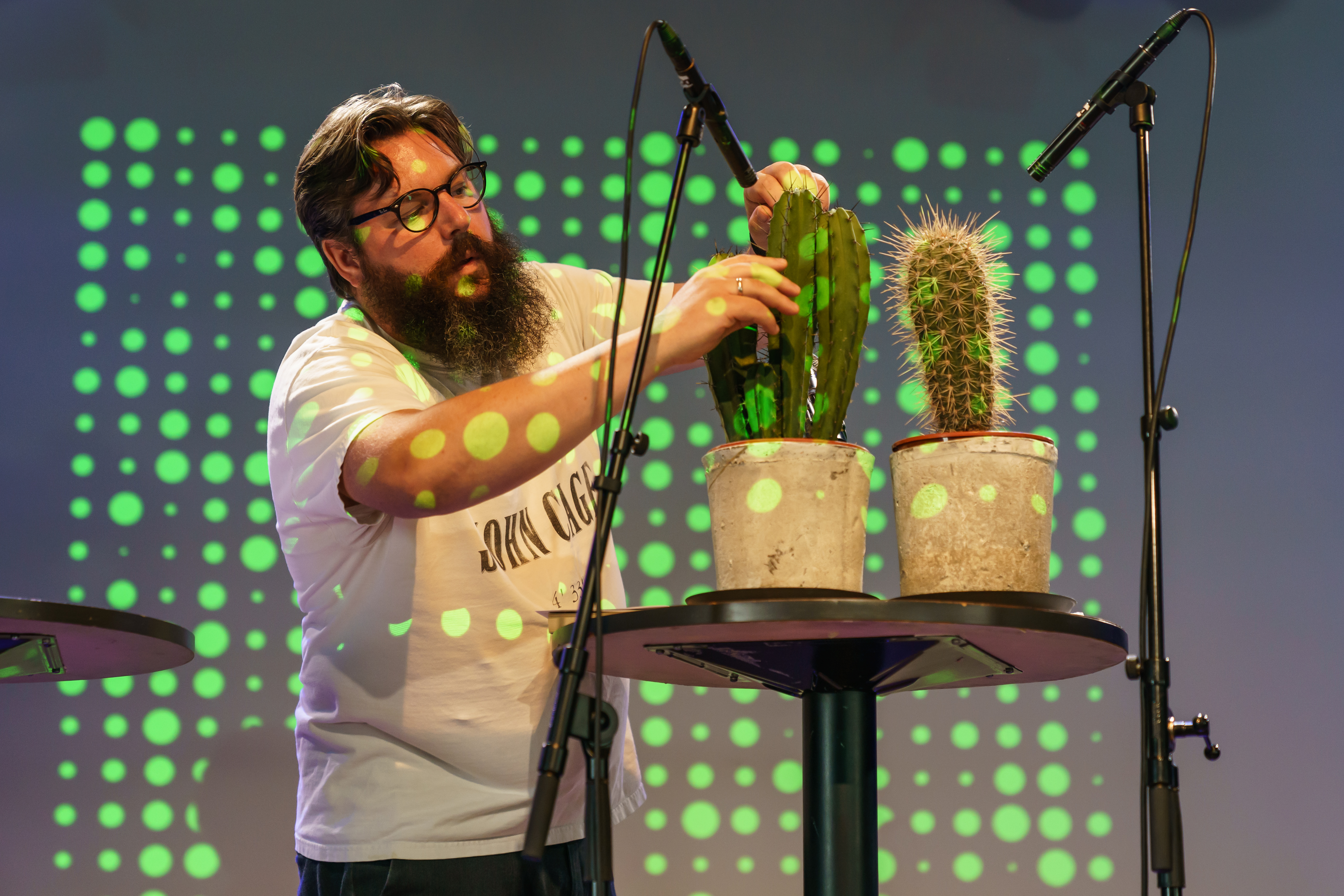 Michael Duch spiller på kaktus. Foto: Thor Egil Leirtrø/NTNU