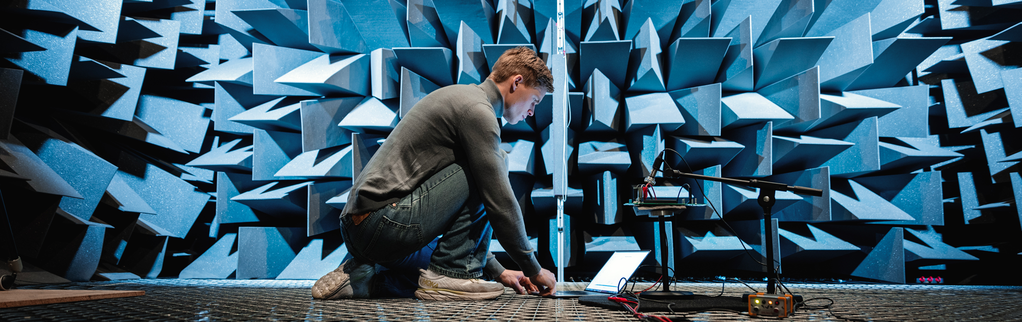 Student measuring noise from a power inverter in the antenna lab. Photo: Geir Mogen / NTNU