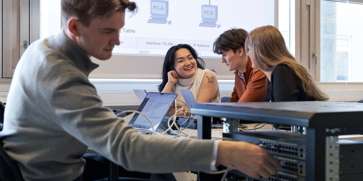 Students working with an exercise at the lab. Photo: Geir Mogen / NTNU 