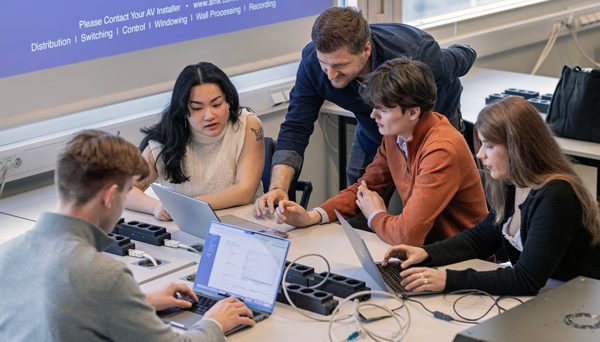 Students collaborating. Photo: Geir Mogen / NTNU