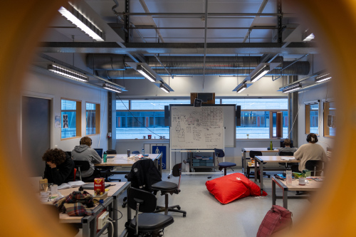 "Fysikkland" er et av flere areal dedikert til studenter på bachelornivå. Foto: Aleksander Båtnes