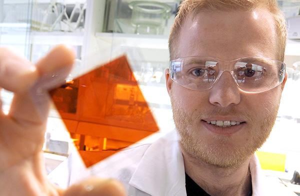 Forsker holder opp organisk solcelle