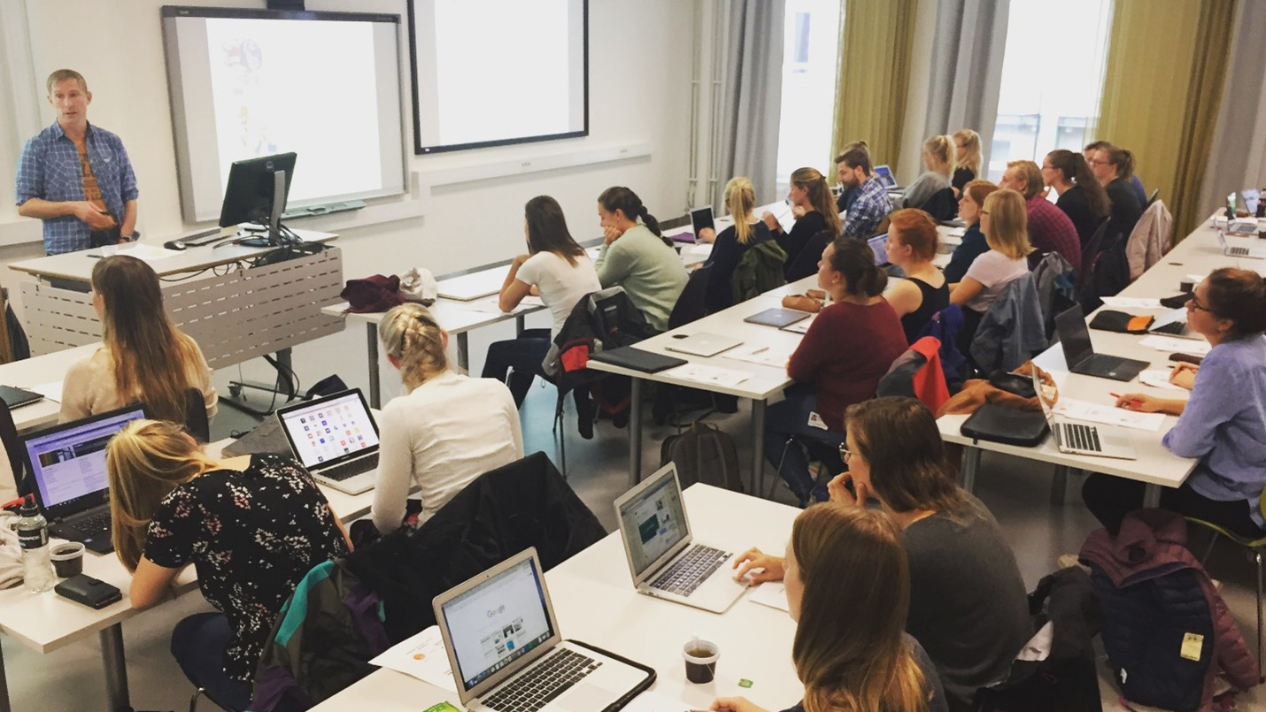 Mange personer i klasserom med foredragsholder. Foto: Idun Knutsdatter Østerdal