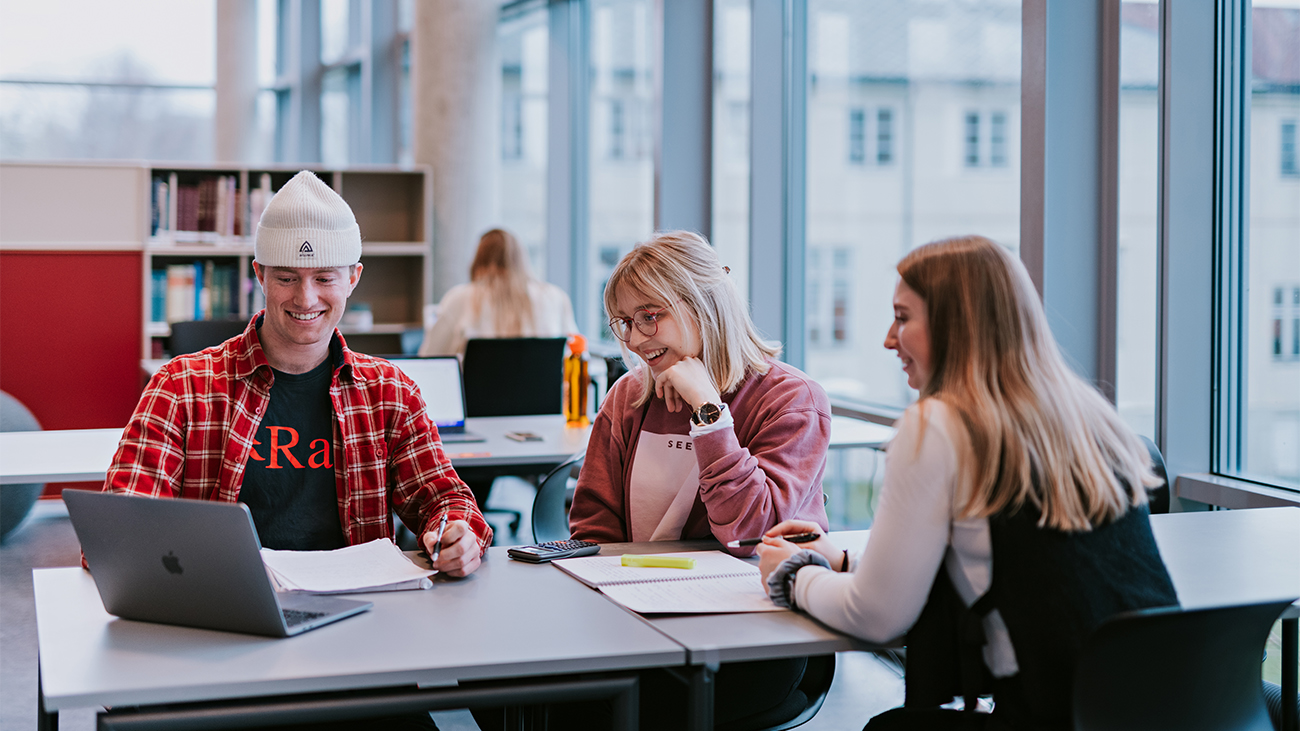 Studenter jobber på biblioteket. 