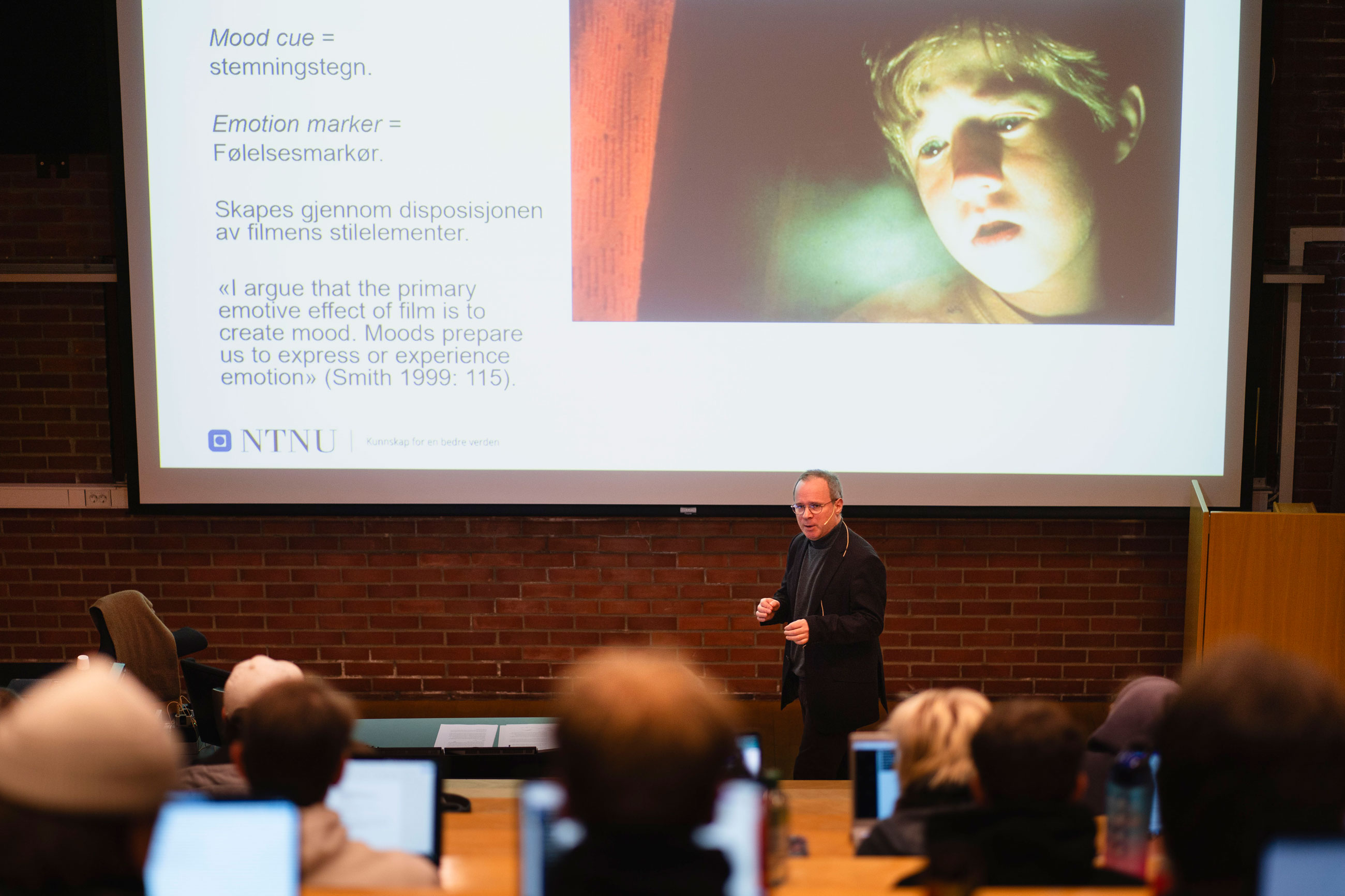 Førsteamanuensis Christer Bakke Andresen foreleser om emosjonelt engasjement i film. Foto.