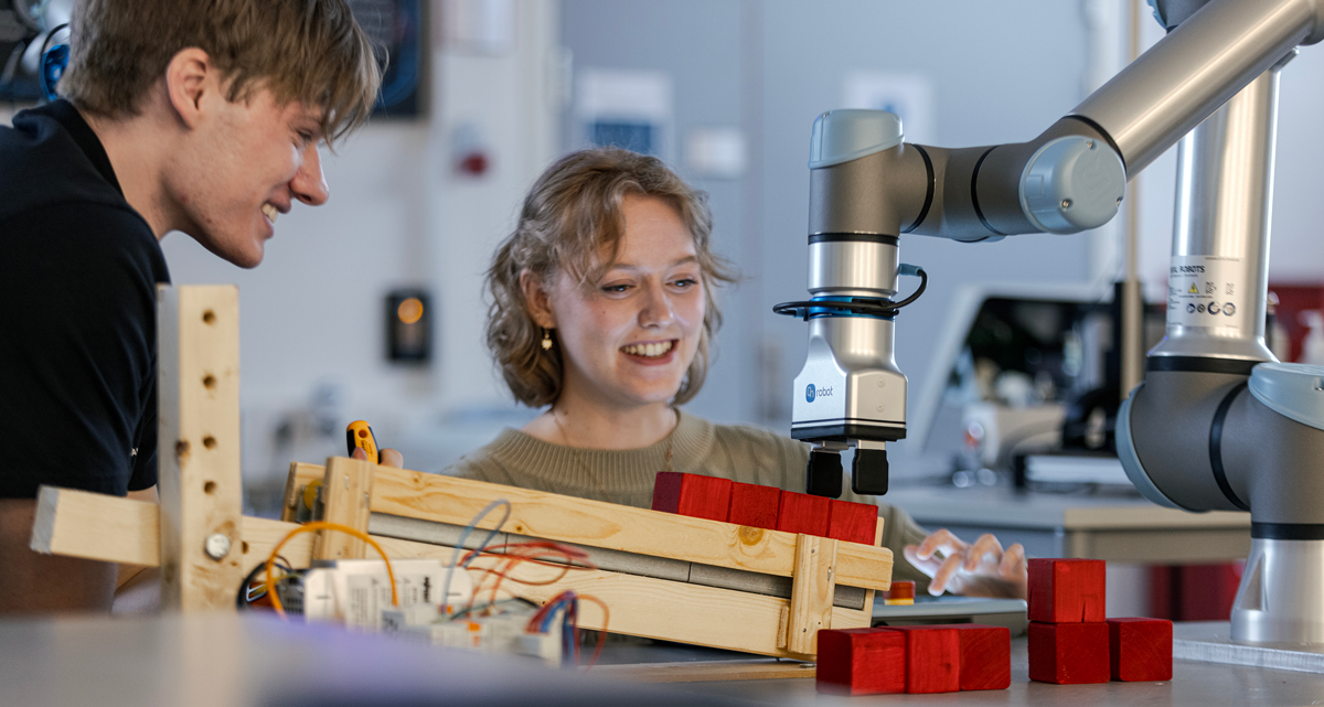 Studenter som jobber med robot på lab. Foto: Geir Mogen / NTNU