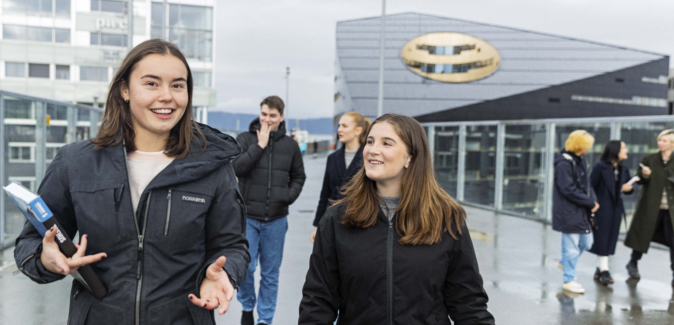 Studenter smiler og går ute