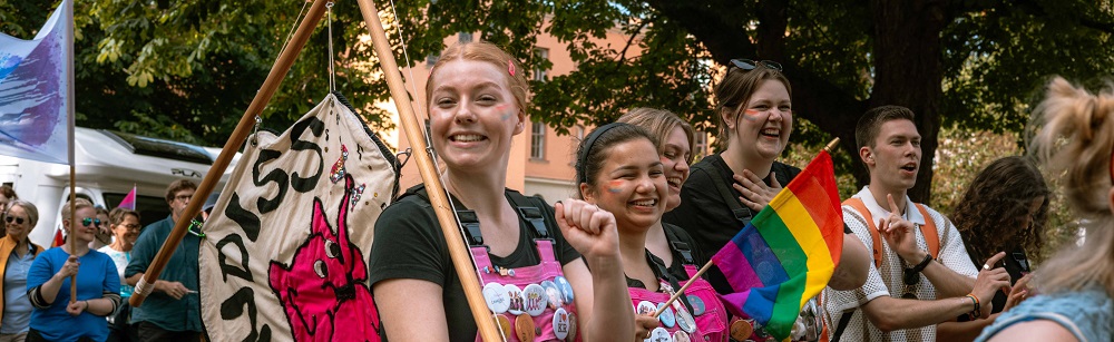 Glade studenter i Trondheim Pride tog