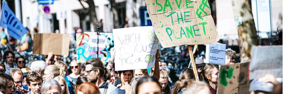 Ungdommer demonstrerer mot klimaendringer. Foto.