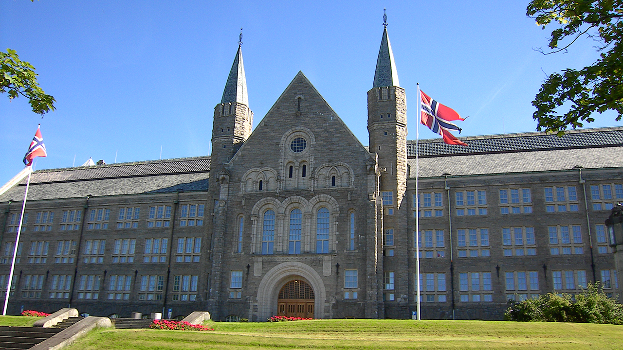 Bilde av hovedbygningen på Gløshaugen, stort murhus. Foto: NTNU