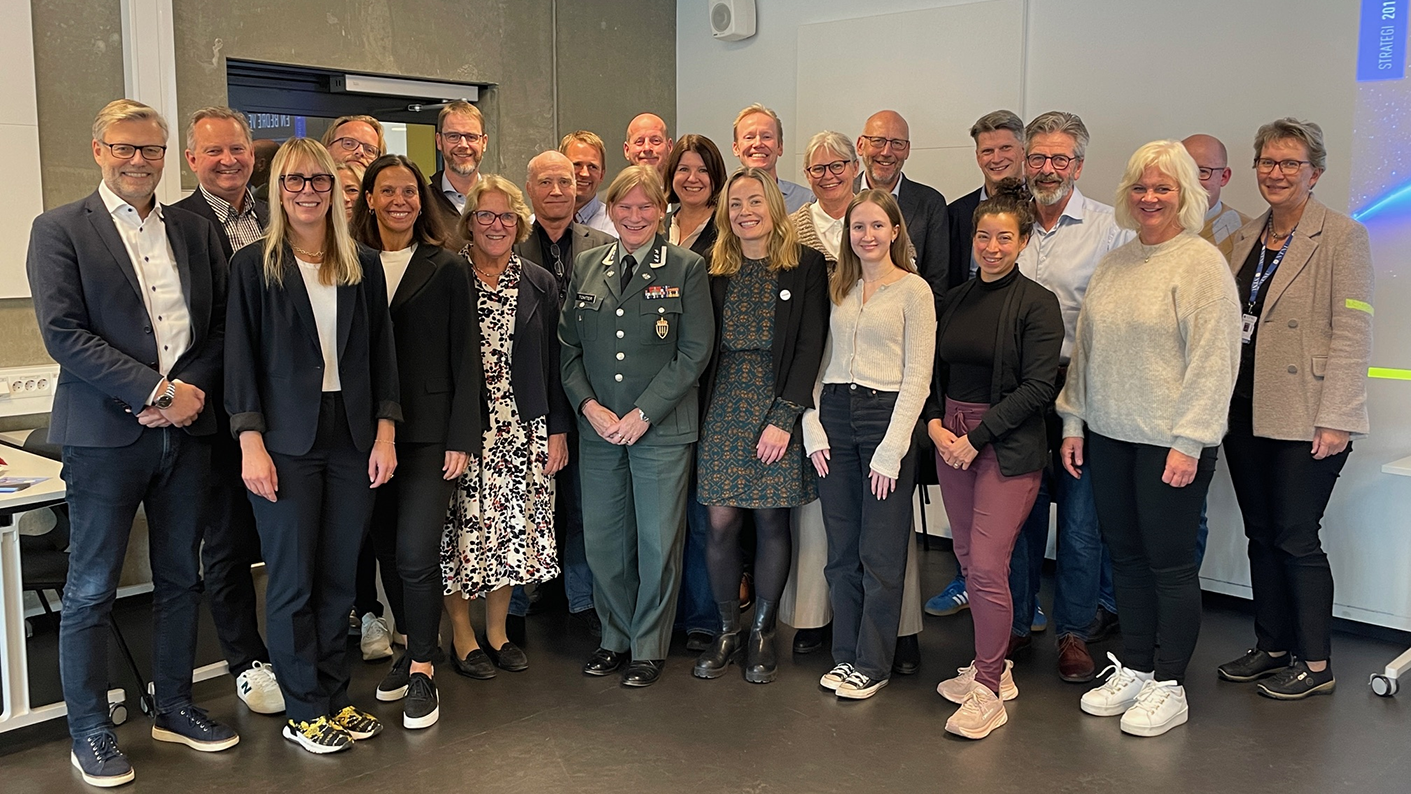 Gruppe av mennesker som har stilt seg opp for å bli tatt bilde av. Foto: NTNU