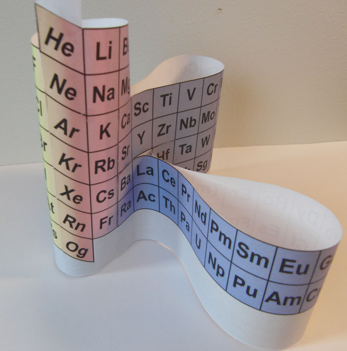 Tredimensjonal modell av periodesystemet laget i papir. Foto.