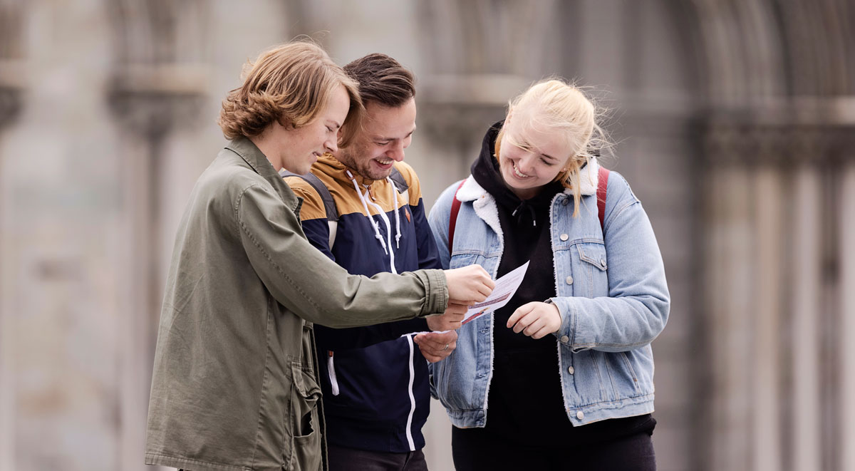 Illustrativt bilde med tre studenter. Foto