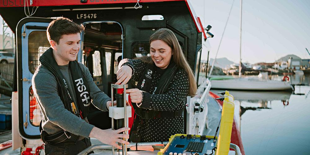 Studenter intsallerer utstyr som skal senkes ned i fjorden. Foto: Tone Molnes/NTNU