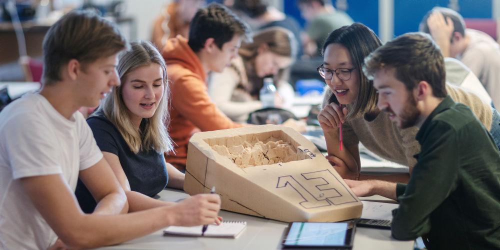 Studenter på marin teknikk jobber med et skipsprosjekt. Foto: Geir Mogen/NTNU.