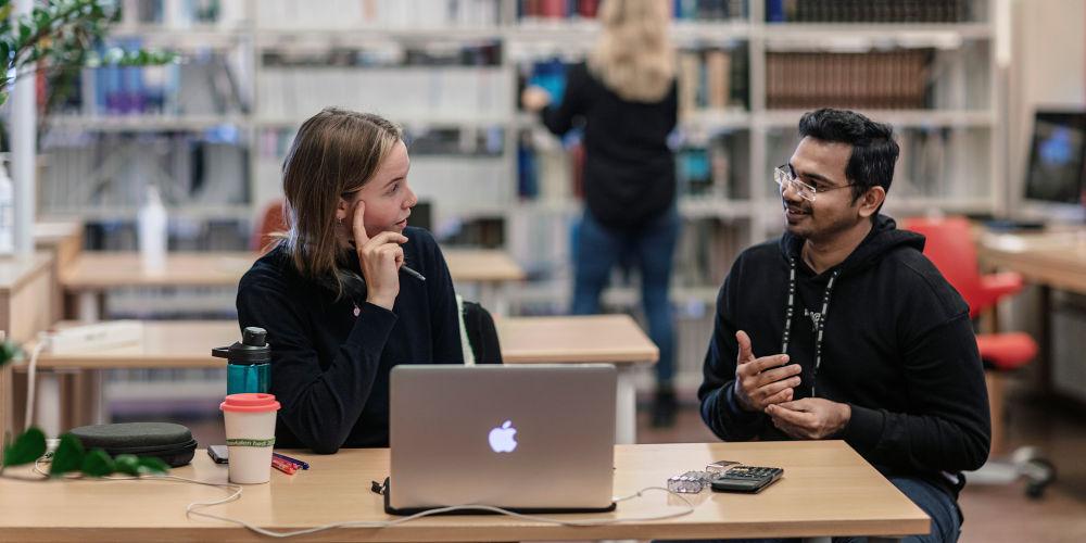 To studenter fra marin teknikk studerer i biblioteket. Foto: Geir Mogen/NTNU.