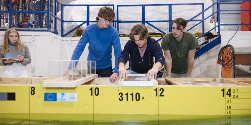 Studenter på marin teknikk gjør forsøk i Krengelaben. Foto: Geir Mogen/NTNU.