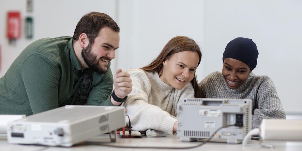 Tre studenter jobber med forsøk i laboratoriet. Foto: Geir Mogen/NTNU.