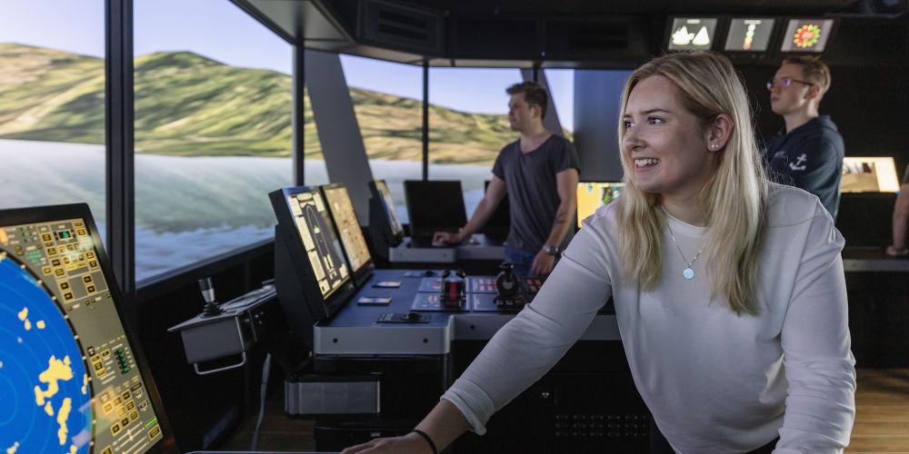 Studenter styrer skip på simulatorer. Foto: Geir Mogen/NTNU.