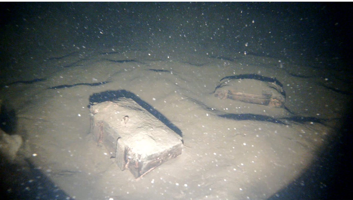 BIlde fra havbunnen med noe som ligner på kister i forbindelse med undersøkelser i Oppdrag Mjøsa.