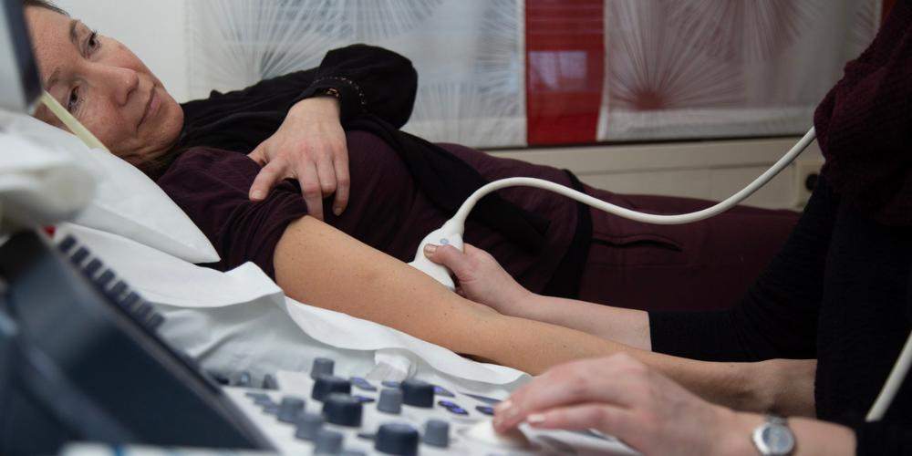 Liggende pasient blir undersøkt med ultralyd. Foto: Karl Jørgen Marthinsen ISB/NTNU