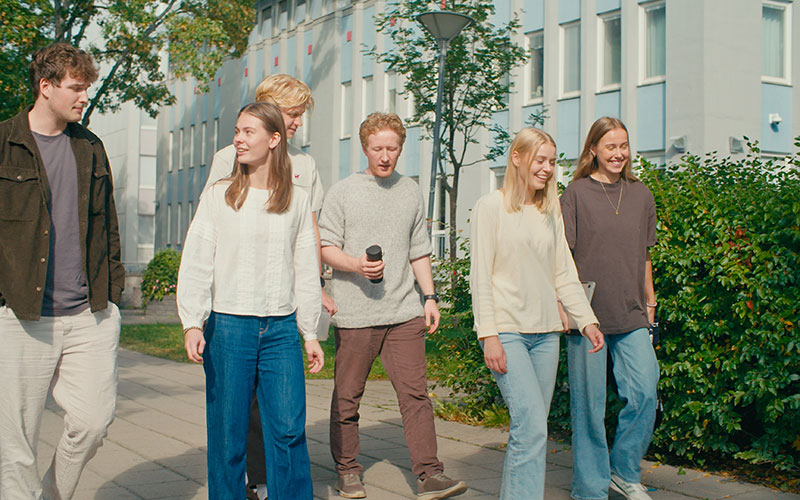 Studenter som går og prater sammen