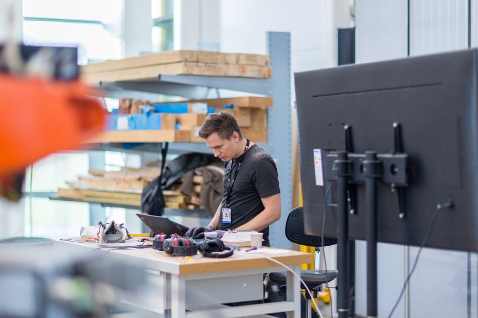 NTNU-ansatt programmerer industrirobot på pc i S-labben