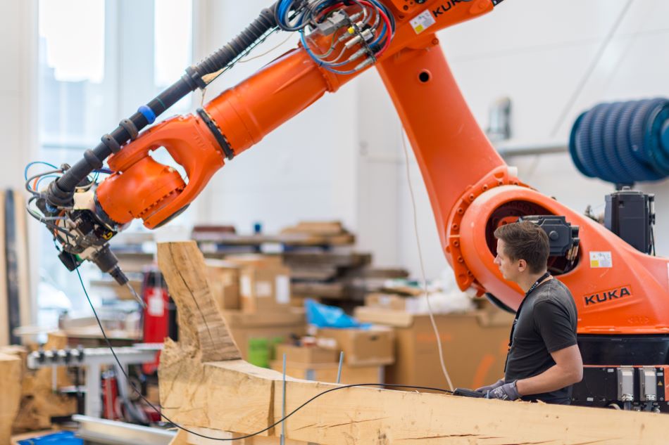 Stor industrirobot jobber med trekonstruksnoner i S-labben.