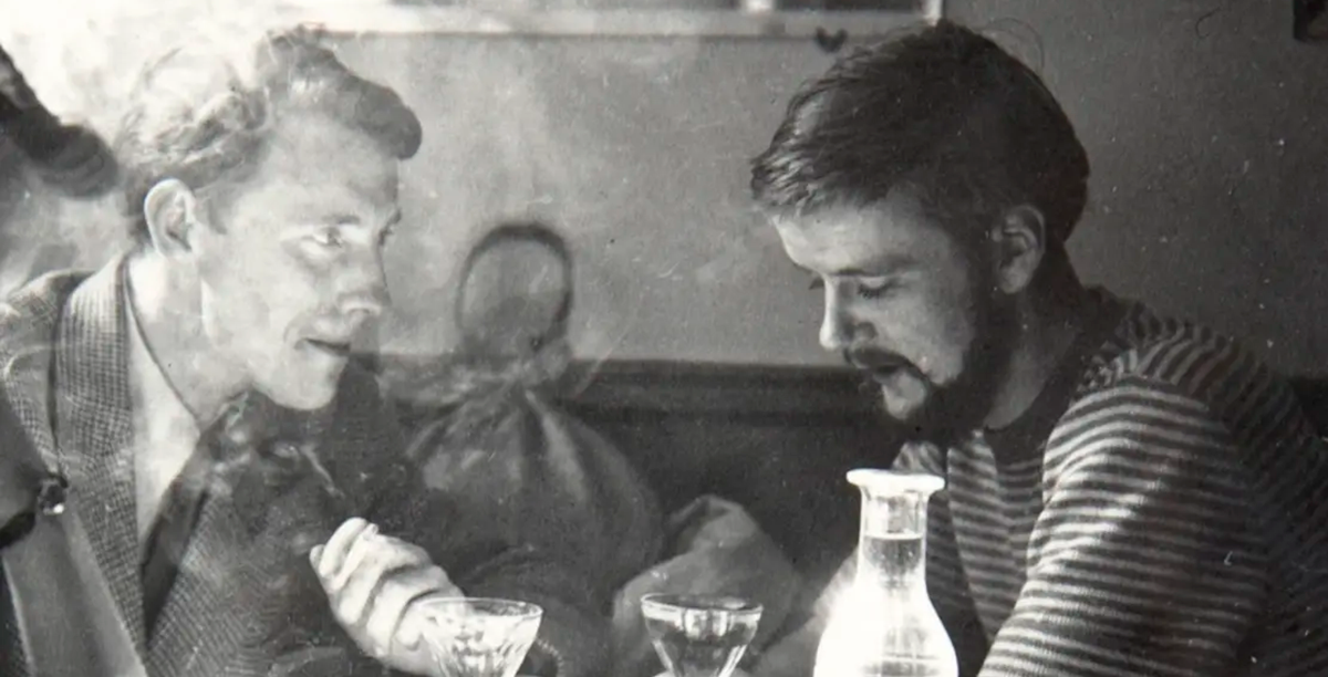 Black and white photo of Roar Wold and Lars Tiller taken in a café in 1951.