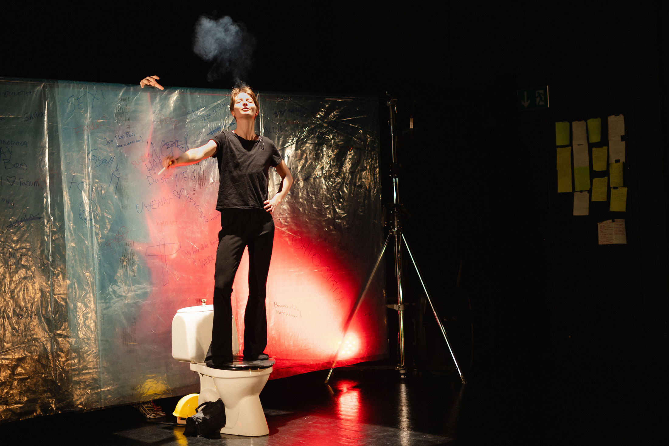 Studenter på drama og teater opptrer i en forestilling. Foto.