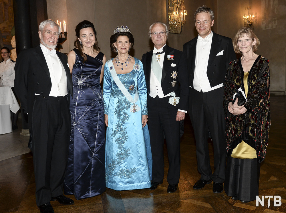 Nobelprisvinnerne med den svenske kongefamilien.Foto.