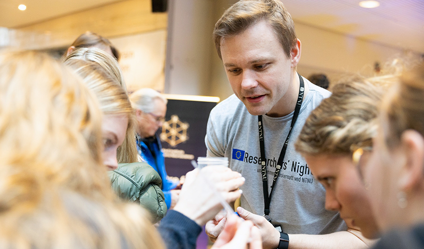 Engasjerte ungdommer tester aktivitet på stand under Researchers' Night ved NTNU