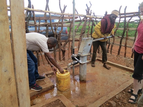 Vannforsyning fra grunnvannsbrønn på landsbygda i Tanzania. Foto: Randi Sægrov