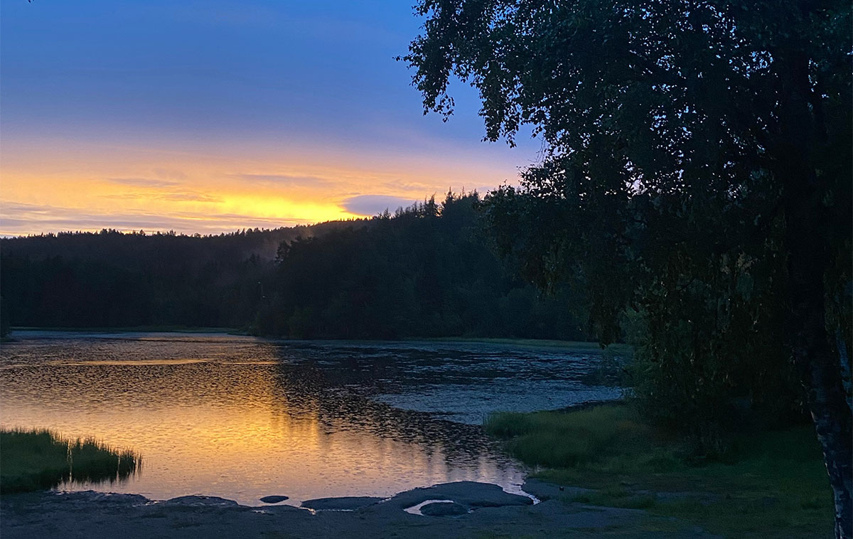 Tjern i skumring. Foto