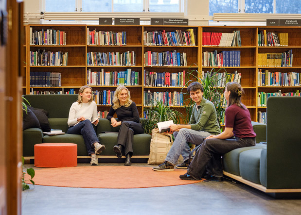 Fire studenter på biblioteket